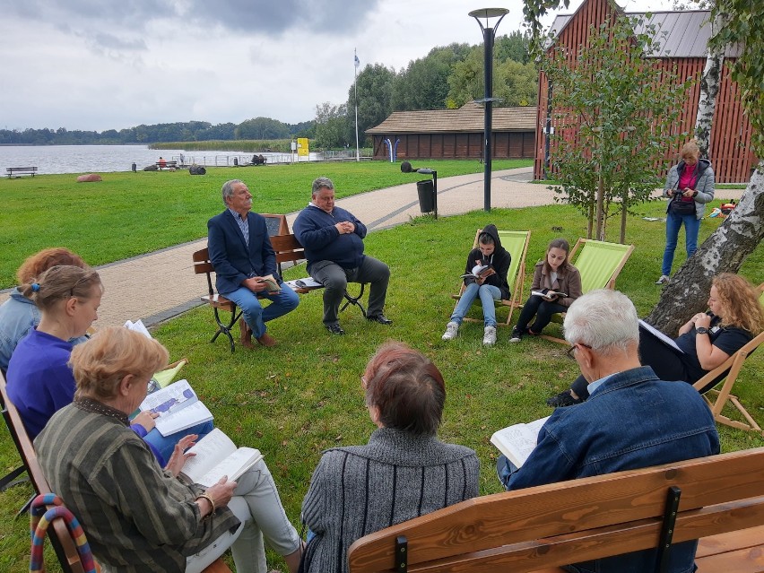 Narodowe Czytanie nad brzegiem pniewskiego jeziora