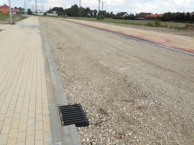 Budowany odcinek ma docelowo połączyć Aleje Jana Pawła II z ul. Chopina.

Obok szerokiej na 6 metrów drogi, wybudowano ścieżkę rowerową o szerokości 2,5 metra oraz 1,5 metrowy chodnik. Wykonano też oświetlenie i odwodnienie. Koszt inwestycji to 2,2 mln zł. Inwestycja została dofinansowana z Narodowego Programu Budowy Dróg Lokalnych. 

Ppierwsze samochody pojadą tędy już za kilka dni.