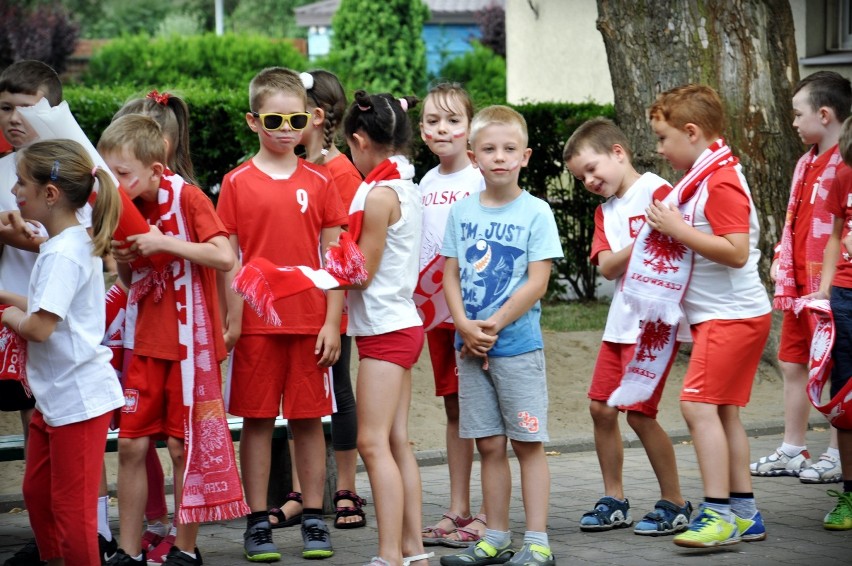 Oleśniccy uczniowie zachęcają do kibicowania reprezentacji Polski. Dziś o 17 mecz z Senegalem