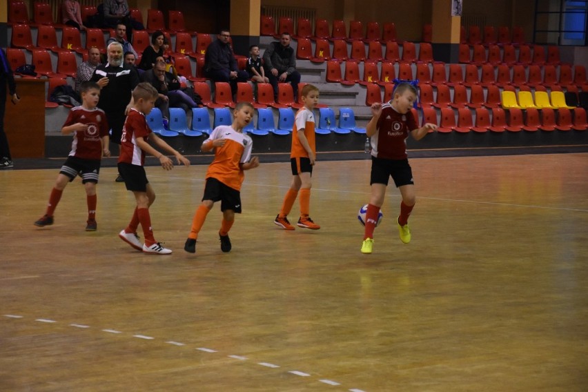 W wągrowieckiej hali OSiR trwa turniej piłkarski dla dzieci 