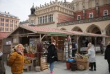 Jarmark wielkanocny 2023 w Krakowie już się rozpoczął. Na Rynku Głównym stanęły aż 82 kioski