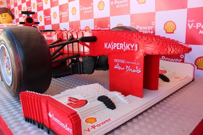 Czerwony bolid Formuły 1 z klocków LEGO zaparkował na placu Wolności