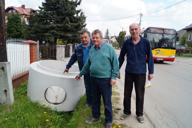 Mieszkańcy Zimnodołu, od lewej: Henryk Kordaszewski, Tadeusz Żak i Kazimierz Mącza, pokazują rurę, która ma zastąpić rowy. Uważają, że jest zdecydowanie za mała i nie zdoła odprowadzić wody