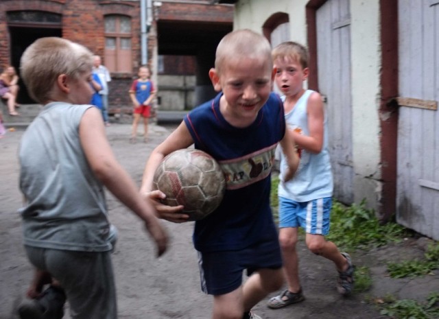 Z nostalgią swoje szczenięce lata na familokowych podwórkach, grę szmacianą balą i marzenia o prawdziwych korkach wspominały takie gwiazdy piłkarskich aren, jak Ernest Pohl, patron stadionu Górnika Zabrze, Włodzimierz Lubański, Stanisław Oślizlo.