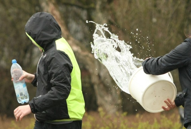 Jeśli wszyscy dobrze się bawią - nie ma problemu. Jednak za polewanie wodą osoby, która sobie tego wyraźnie nie życzy można dostać mandat w wysokości 500 zł. W skrajnych przypadkach sprawa może też trafić przed sąd.