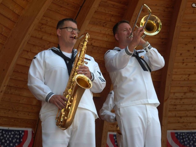 U.S. Naval Forces Europe and Africa Band - orkiestra amerykańskiej marynarki wojennej dała koncert w buskim Parku Zdrojowym.
