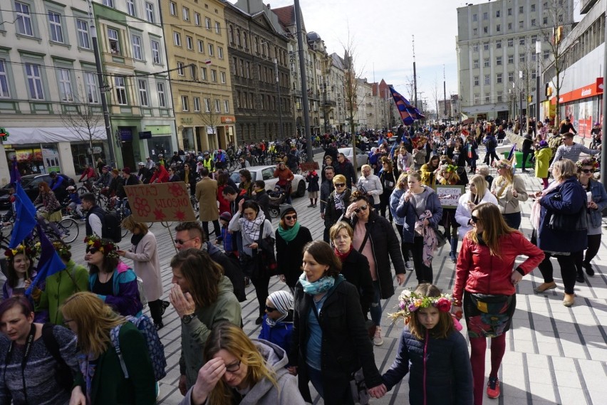 W niedzielę mieszkańcy Poznania pożegnali zimę. Ulicami...