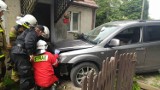 Samochód uderzył w budynek. Auto zniszczone, konstrukcja domu naruszona, a kierowca bez szwanku FOTO