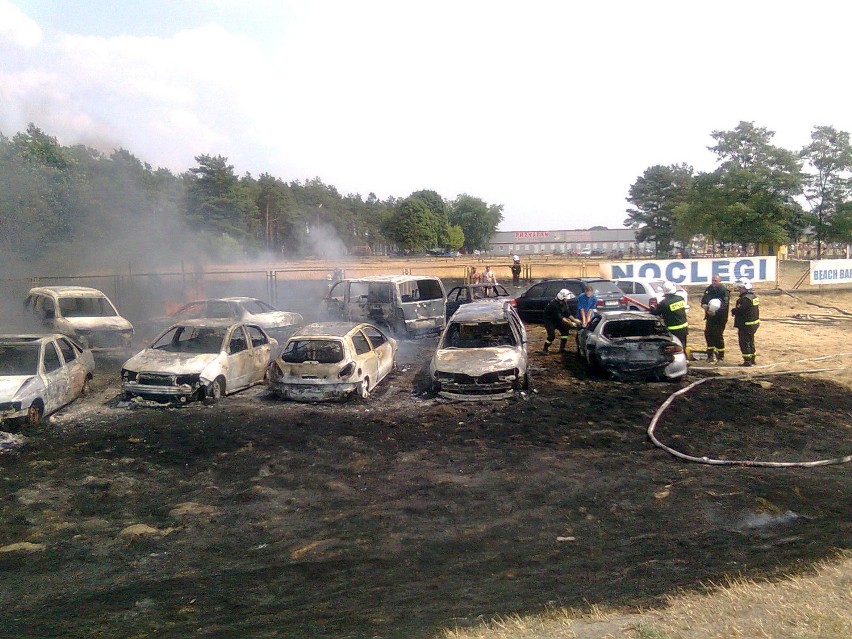 21 samochodów doszczętnie spłonęło na parkingu przy kąpielisku w podbydgoskich Chmielnikach
