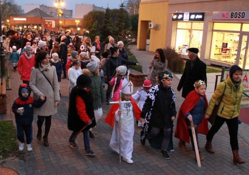 Marsz Wszystkich Świętych w Malborku [ZDJĘCIA]. Aniołki przeszły przez miasto