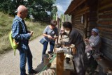 Rodzinne weekendy na Zawodziu. Kręć się, kręć wrzeciono, czyli warsztaty tkackie w grodzie [FOTO]