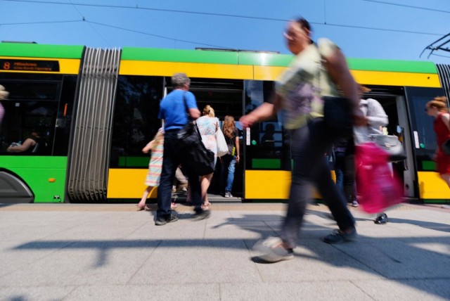 W poniedziałek, 13 sierpnia, swoje trasy zmienią poznańskie tramwaje i autobusy. Jedna linia zostanie zawieszona, uruchomiona zostanie też zastępcza komunikacja autobusowa.

Przejdź do kolejnego slajdu i sprawdź szczegóły --->