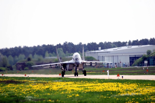 MiGi i Su-22 ćwiczyły na lotnisku w Mirosławcu [ZDJĘCIA, WIDEO]

"Kondor" - to kryptonim ćwiczeń, które w piątek zakończą się na lotnisku wojskowym w Mirosławcu. Od poniedziałku w ćwiczeniach biorą udział piloci z baz lotniczych w Malborku, Mińsku Mazowieckim i Świdwina - jednostek wchodzących w skład 1. Skrzydła Lotnictwa Taktycznego.