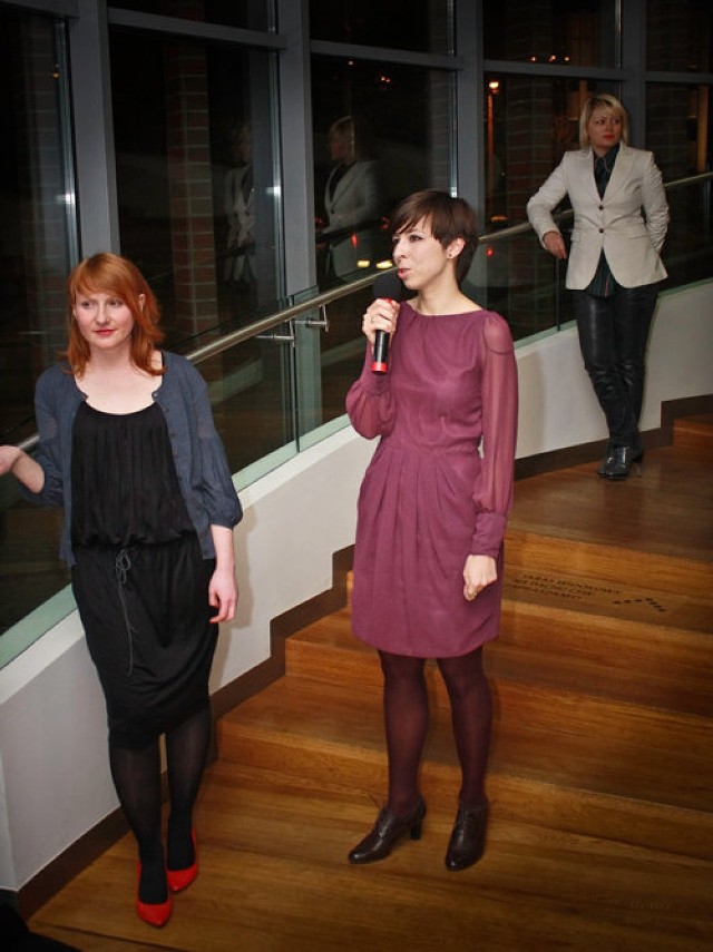 Od lewej: kurator wystawy Joanna Zielińska, rzecznik prasowy CSW w Toruniu Katarzyna Drewnowska-Toczko, z tyłu Angelika Markul, artystka.