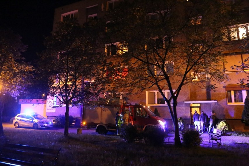 Strażacy z Jednostki Ratowniczo  Gaśniczej PSP z Wolsztyna zaalarmowani do wyważenia drzwi