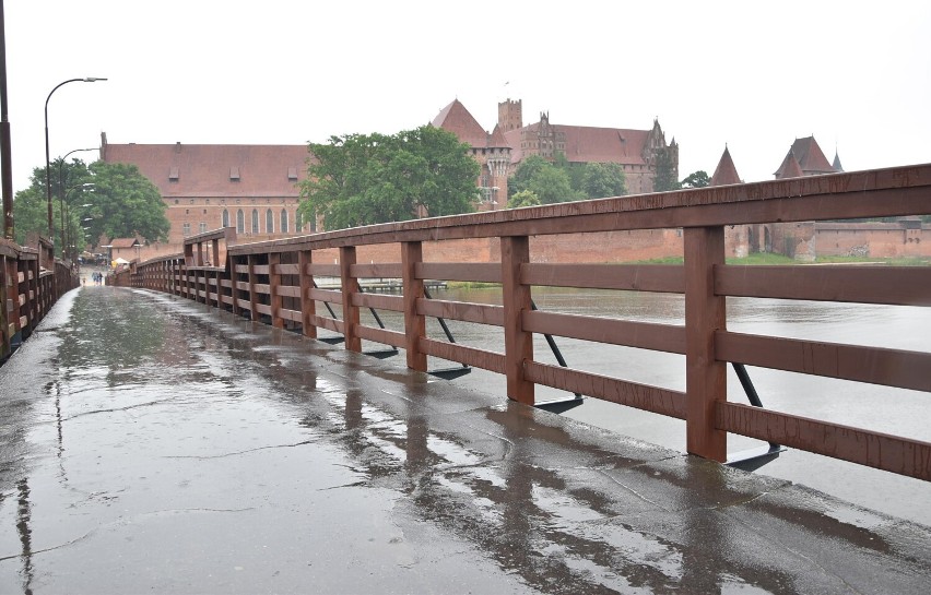 Malbork. Drewniana kładka na Nogacie została zniszczona. Komuś nie spodobała się nowiutka balustrada. Jest apel władz