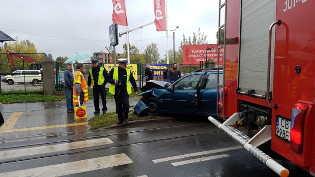 Zgłoszenie o wypadku bydgoscy strażacy otrzymali o godz. 12.22. Natychmiast pojechali na miejsce. 

- Oba samochody mają mocno uszkodzone przody. Na ulicy leży kobieta, której lekarze udzielają pomocy - relacjonuje nasz Czytelnik.

Dyżurny straży informuje, że w wypadku zostały poszkodowane dwie osoby. Obie zostały zabrane do szpitala.

Na razie na Chodkiewicza wstrzymano ruch tramwajów. Na miejscu pracują policjanci.