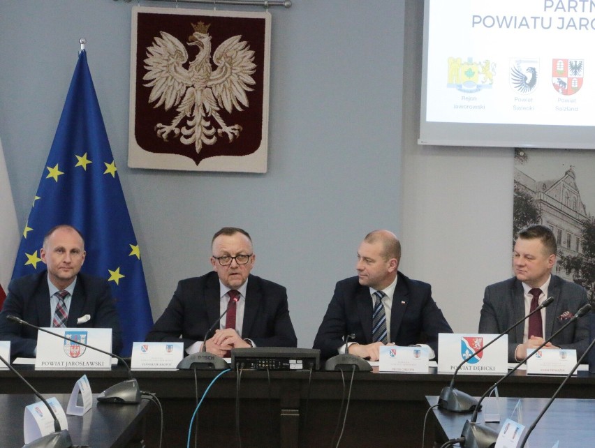 Powiaty jarosławski i dębicki podpisały umowę partnerską [ZDJĘCIA]