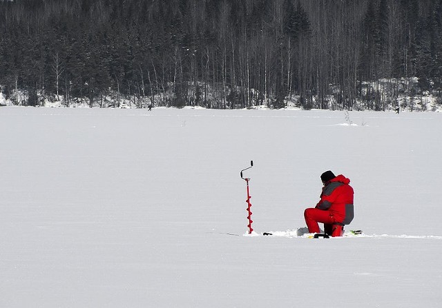 Źródło: http://commons.wikimedia.org/wiki/File:Ice_fishing_on_Lake_Saimaa.jpg