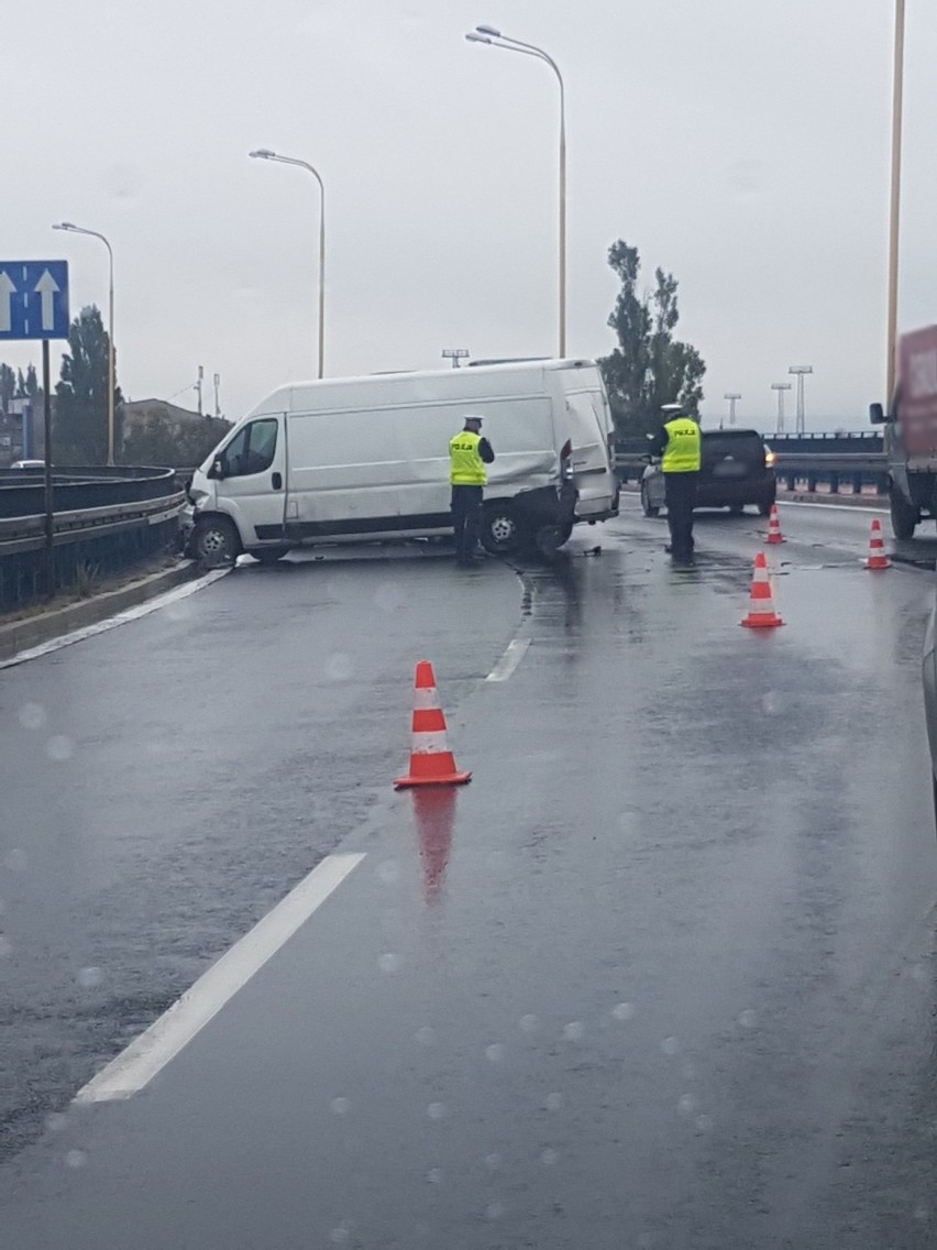 UWAGA! Dostawczak uderzył w barierkę na Moście Pionierów