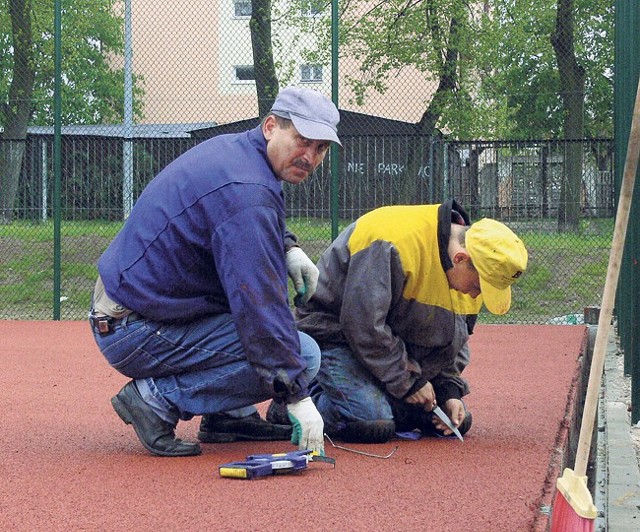 Układanie sztucznej nawierzchni boisk przy SP nr 1 w Łowiczu