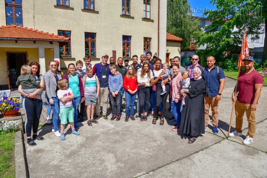 Bolesławiec: Żołnierze US Army z wizytą w Domu Dziecka