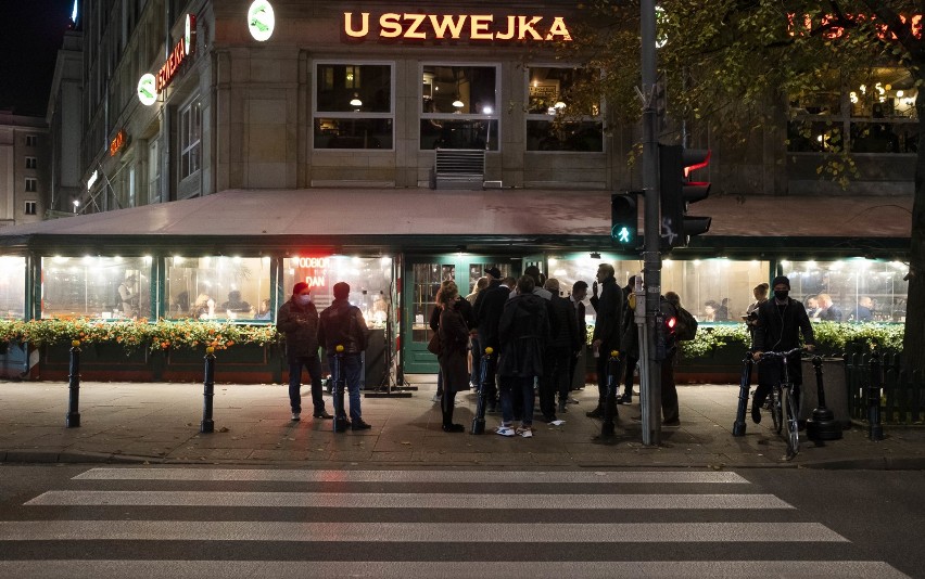 Tłumy w restauracjach i ogródkach.Imprezowa Warszawa nie przejmuje się szczytem zakażeń