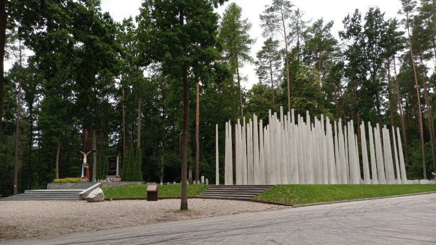 Monument pamięci składa się z 150 elementów. Na 32 pniach...