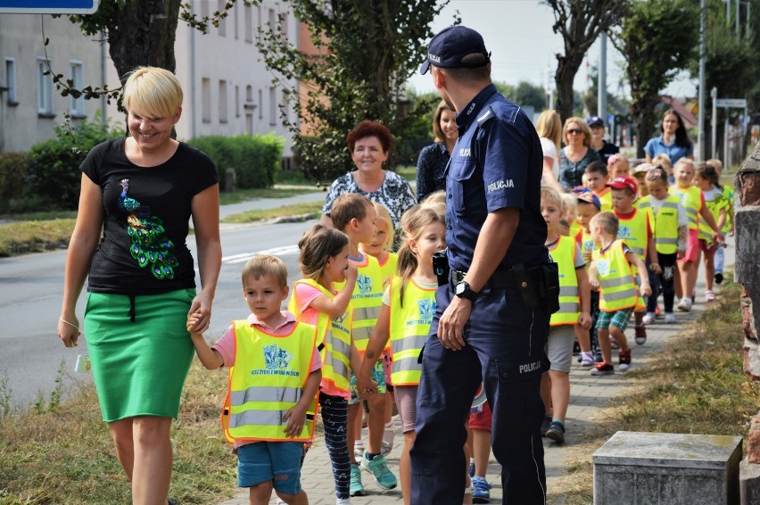 Policjanci z sierżantem Pyrkiem uczą bezpiecznego poruszania się po drogach