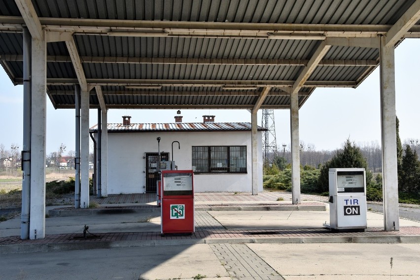 Opuszczona stacja paliw przy dwóch ruchliwych drogach:...