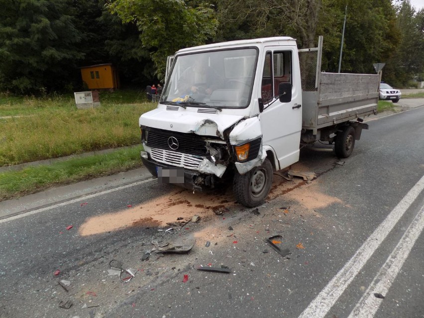 W Kurzętniku kierowca dostawczego mercedesa uderzył w tył...