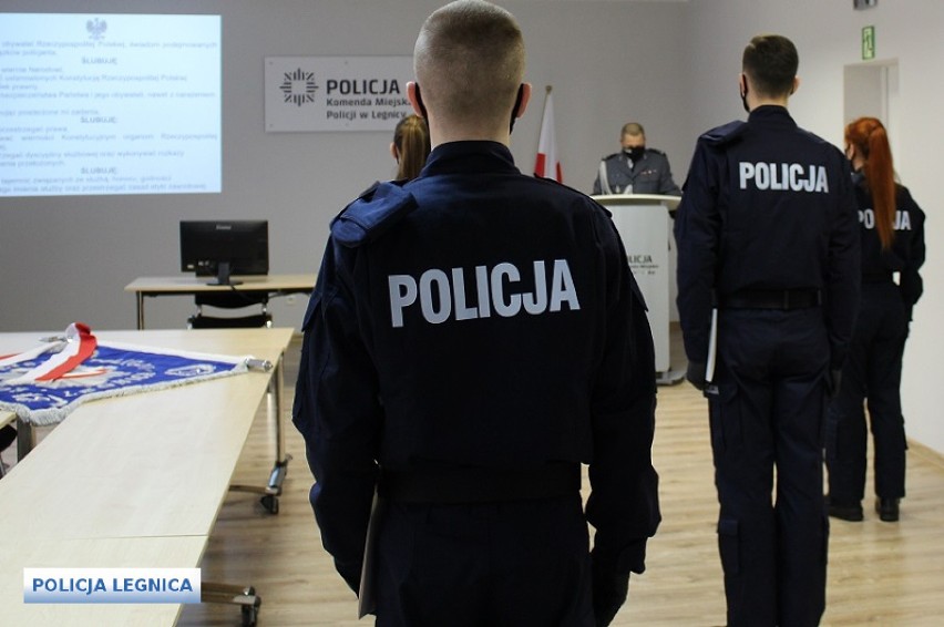 Policja w Legnicy ma pięcioro nowych policjantów. Zanim rozpoczną służbę muszą przejść jeszcze szkolenie [ZDJĘCIA]