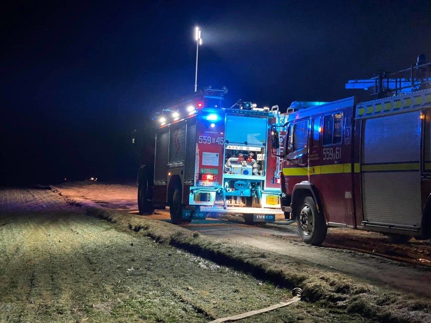 Strażacy walczyli z nocnym pożarem balotów słomy w miejscowości Jasna Góra
