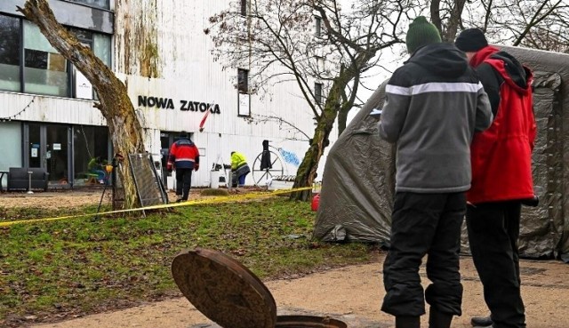 Wokół lokalu sprawdzane były między innymi studzienki kanalizacyjne, przekopano plażę, a teren badano przy użyciu wykrywaczy metalu.