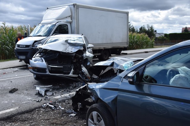 Wypadek na DW 432. Zderzyły się trzy auta. Jedna osoba trafiła do szpitala