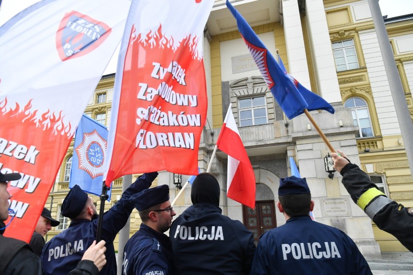 Protest służb mundurowych. Funkcjonariusze walczą o podwyżki