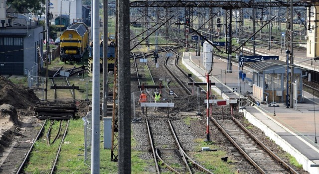 Trwają roboty wokół inowrocławskiego dworca PKP. Ekipy rozpoczęły budowę parkingu od strony ul. Magazynowej oraz tunel, który połączy dworzec z tą ulicą. Coraz ładniej wygląda teren przed dworcowym budynkiem. Drogowcy kładą tam kolorową brukową nawierzchnię. Powstają też polbrukowe chodniki. Zresztą, najlepiej obejrzeć to wszystko na zdjęciach.