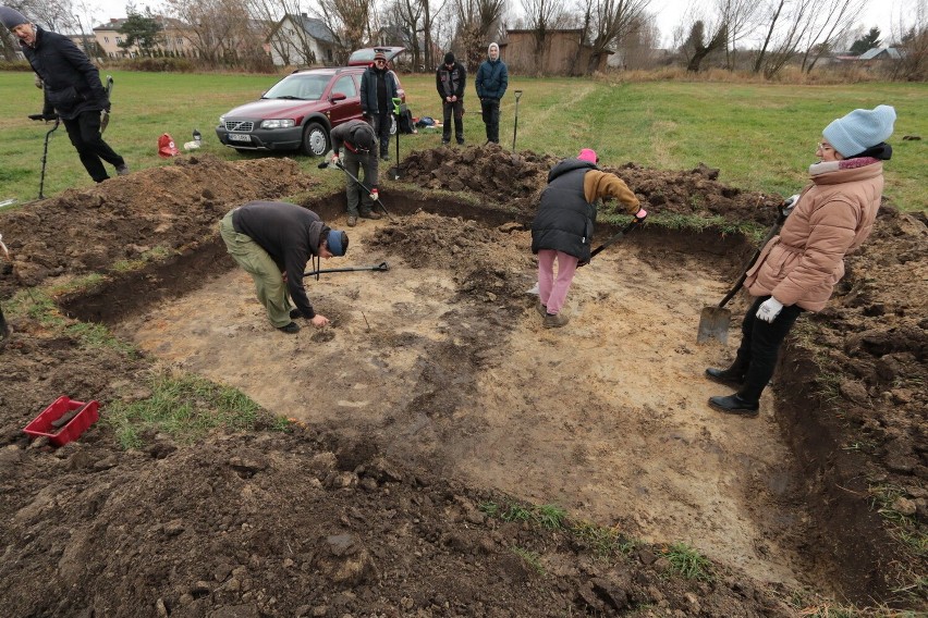 Bezcenne odkrycie pod Warszawą. Archeolodzy znaleźli krzyżacki skarb. Czekał pod ziemią niemal 700 lat