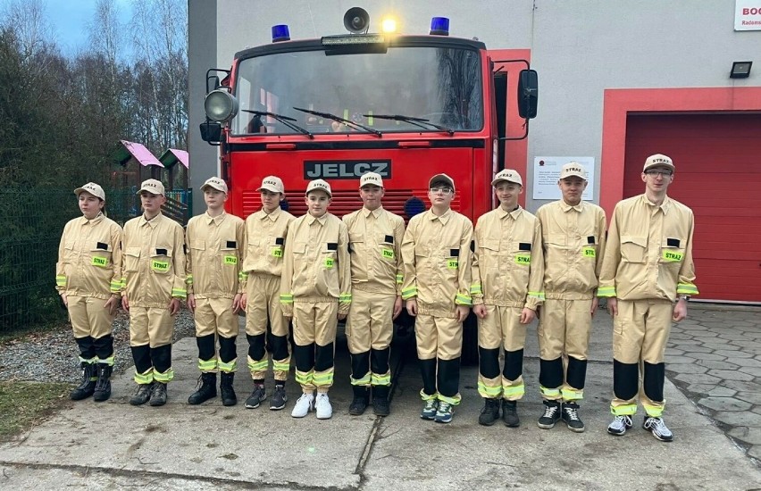 Strażacy z OSP Bogwidzowy otrzymali pięć kompletów ubrań...