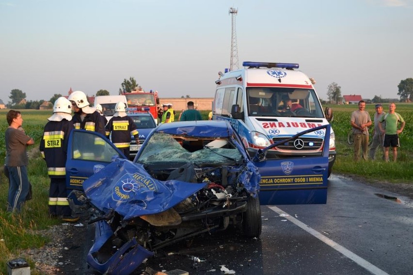 Powiat ostrowski: Trzy osoby ranne w wypadku, w tym kierowca z Krotoszyna  [ZDJĘCIA]