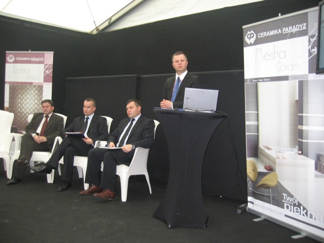 Prezes Zarządu Grupy Paradyż Łukasz Kardas podczas prezentacji firmy w jednym z zakładów Grupy Paradyż w Wielkiej Woli