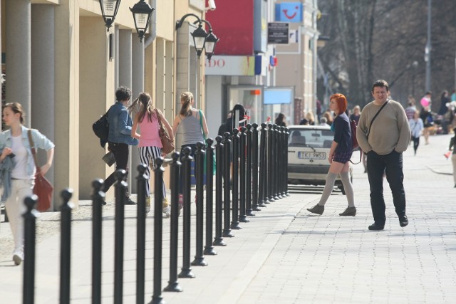 Wzdłuż ulicy Plany zamontowano słupki, aby uniemożliwić kierowcom parkowanie w niedozwolonych miejscach.