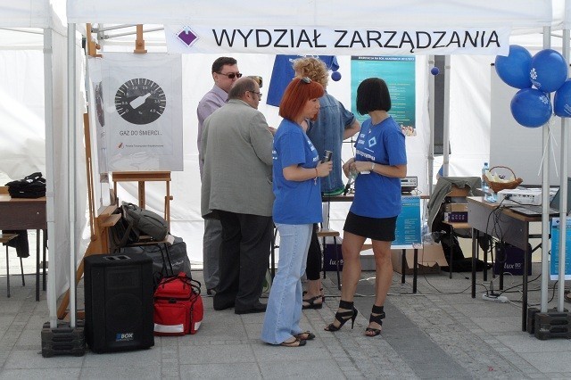 Politechnika Częstochowska na Placu Biegańskiego organizuje Festiwal Nauki. Są ciekawe eskperymenty