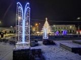 Centra Poddębic, Uniejowa i Zadzimia w świątecznej szacie. Zobacz, jaki wystrój nabrały te miejscowości przed Bożym Narodzeniem (ZDJĘCIA)