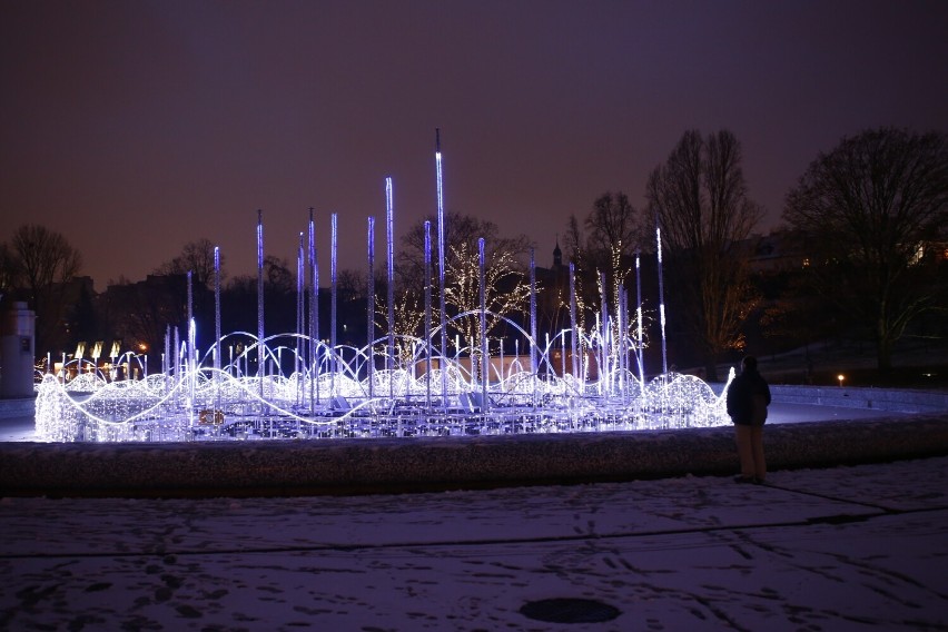 Zimowa iluminacja w Multimedialnym Parku Fontann. "Tysiące bajecznie kolorowych świateł"