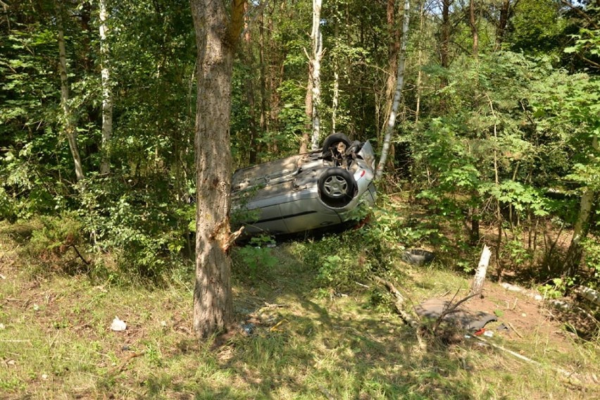 Groźny wypadek pod Włocławkiem. Samochód dachował [zdjęcia, wideo]