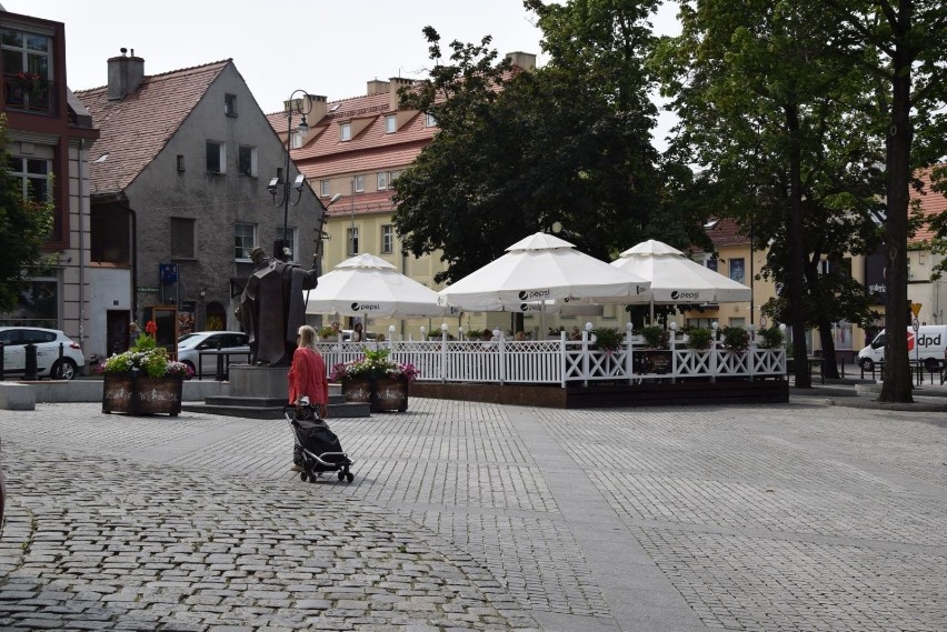 Jeden miejsca znikają z deptakowego krajobrazu, inne się...