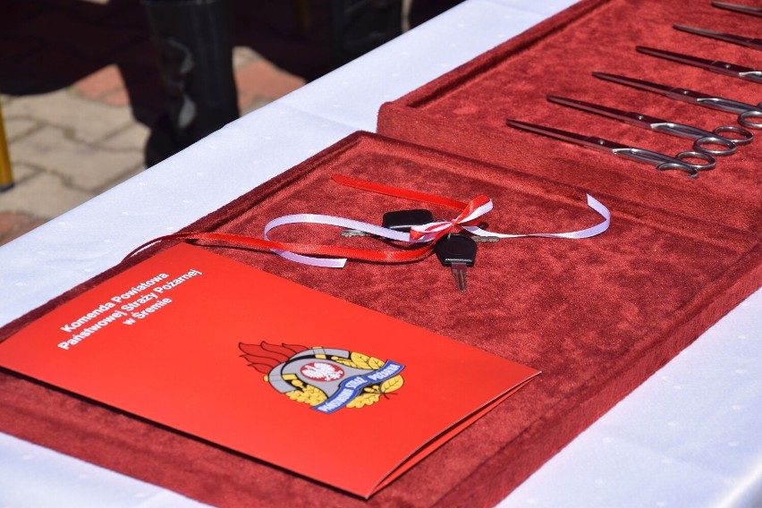 Dzień Strażaka w Żabnie. Druhowie z miejscowej Ochotniczej Straży Pożarnej oficjalnie odebrali kluczyki do nowego wozu bojowego [zdjęcia]