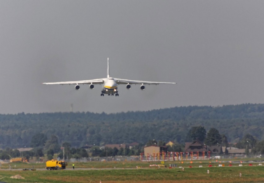 Gigantyczny samolot AN-124 Rusłan wylądował w Pyrzowicach [ZDJĘCIA]