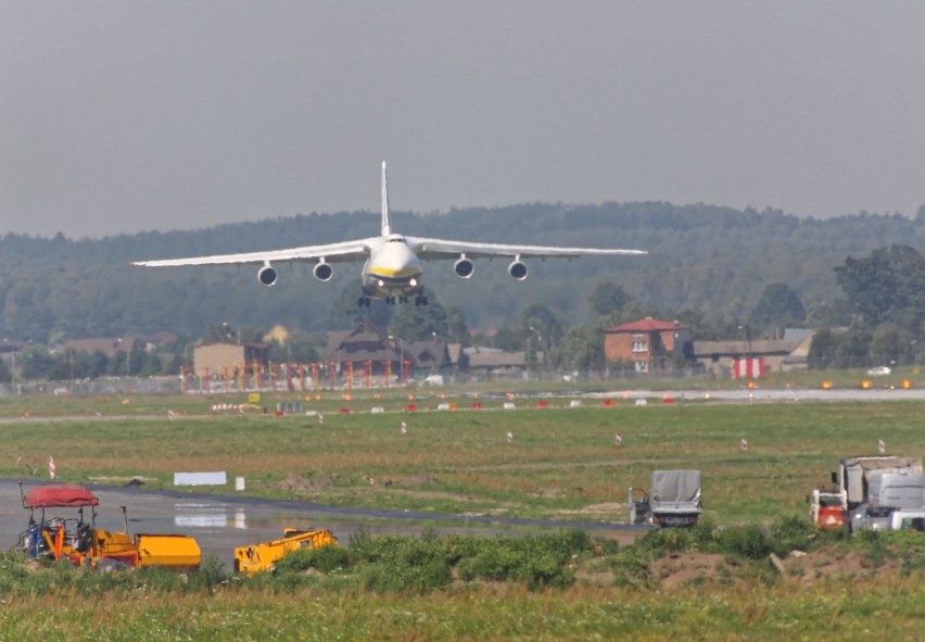 Gigantyczny samolot AN-124 Rusłan wylądował w Pyrzowicach [ZDJĘCIA]